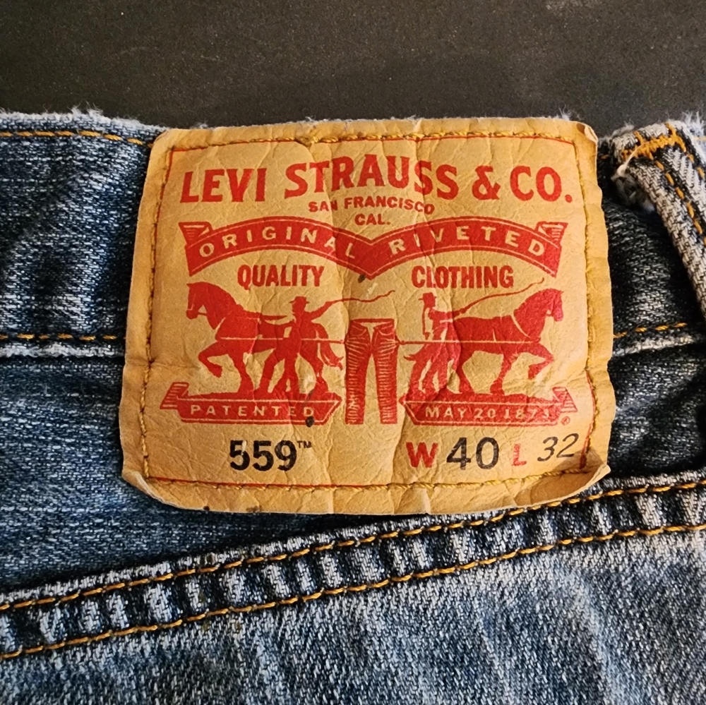 👖Men's Levi jeans, Style 559, Size 40x32.